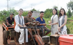  Á hậu Trương Thị May ngồi công nông đi tặng sách cho người trẻ Buôn Ma Thuột