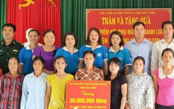 Hội LHPN tỉnh Bắc Ninh tặng quà hội viên phụ nữ nghèo ở Lạng Sơn