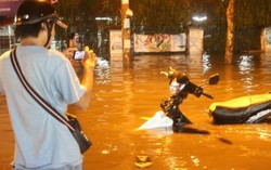 Cười 'té ghế' với ảnh Sài Gòn mùa nước nổi