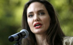 Angelina Jolie rất tức giận vì bị hiểu lầm dùng tiền "mồi chài" trẻ em
