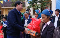 Nghệ An: Mang Tết về với bà con nghèo vùng biên