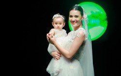 Hồng Quế bế con gái làm vedette khai mạc Tuần lễ thời trang VN 2018