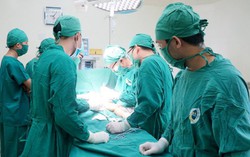 Bé gái bị gãy cổ xương đùi do biến chứng dị tật loạn sản sụn xương