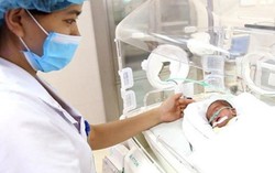 Hơn một tháng cứu sống bé sinh non nặng 900g
