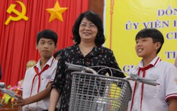 Phó Chủ tịch nước tặng quà cho gia đình chính sách, trẻ nghèo ở U Minh Thượng