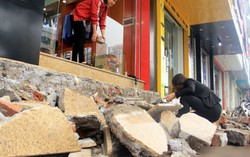 Dân Hà Nội 'khóc dở mếu dở' tìm cách trèo vào nhà