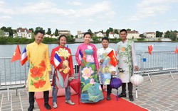 Áo dài Việt khoe sắc bên sông Seine