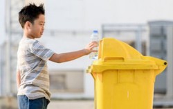 Xin lỗi con, mẹ biết vứt rác ra đường là hư rồi!