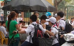 Đồ ăn 'đồng giá' ở cổng trường mê hoặc học trò