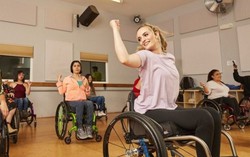 Vũ công xe lăn chiến thắng nghịch cảnh theo đuổi đam mê