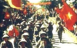 Những người phụ nữ đầu tiên trong ngày về tiếp quản Thủ đô