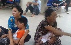 Mẹ bế con vạ vật chờ khám trong cái nóng 42 độ