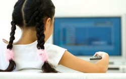 Kéo con khỏi màn hình tivi