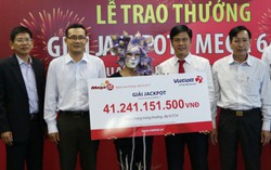 Nữ khách hàng trúng số Vietlott dành 100 triệu làm từ thiện