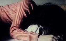 Mẹ dẫn con gái đến công an tố cáo bố hiếp dâm