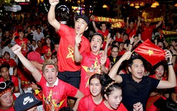 Người hâm mộ vỡ òa khi 'cơn mơ 10 năm' vô địch AFF Cup thành hiện thực