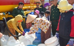 Đề nghị mua xe chuyên dụng chở nước cho dân vùng hạn 