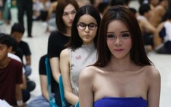Người đẹp chuyển giới Thái Lan xin miễn nhập ngũ