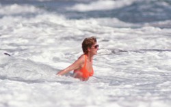 Ngắm những khoảnh khắc diện bikini hút hồn của Công nương Diana