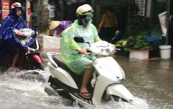 Hà Nội mưa trắng trời kéo dài, nhiều phố biến thành sông