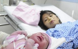 Công dân Sài Gòn đầu tiên chào đời năm 2017 là bé gái