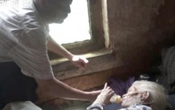 Xúc động hình ảnh người con chăm sóc mẹ già trăm tuổi