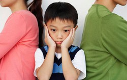 Sau phiên xử ly hôn, 2 đứa con ôm chặt bà ngoại kêu khóc