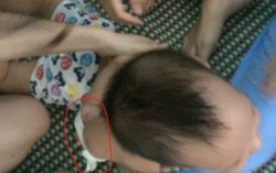 Hành hạ trẻ, 2 bảo mẫu bị khởi tố