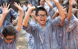 Con dự khóa tu mùa hè, bố chạy theo tiếp tế đồ ăn