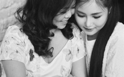 Mẹ bị con gái “tẩy chay” vì lôi chuyện của con ra “làm quà”