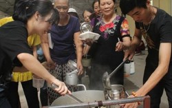 Cháo từ thiện ấm lòng bệnh nhân ung thư nghèo