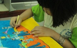 Không nên cho trẻ tô màu theo mẫu