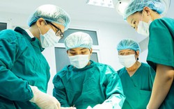 Bác sĩ Việt phối hợp chuyên gia Mỹ mổ cho trẻ động kinh kháng thuốc