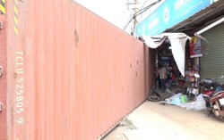 Thùng container lật rơi xuống đường, chồng chết, vợ bị thương nặng