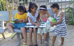 Vợ chồng nghèo thành lập thư viện phục vụ người dân miễn phí