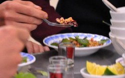 Ăn tiết canh, phụ nữ dễ nhiễm khuẩn liên cầu lợn