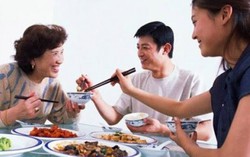 Bố mẹ mải mê đi khắp nơi làm giàu, bỏ mặc tôi cô đơn