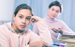 Phát mệt với 'bệnh soi' của mẹ