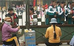 Tá hỏa khi biết con chuyên đổi sữa lấy 'quà bẩn'
