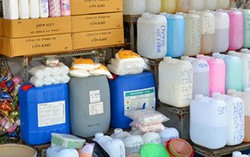 Nghi chồng ngoại tình, người phụ nữ pha loãng axit tạt nhằm hù dọa