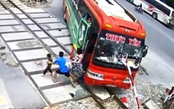 Hàng chục phụ nữ trẻ em hoảng loạn trên xe khách bị gác chắn tàu hỏa xuyên thủng kính