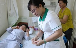 Bé gái trật khớp háng bẩm sinh bị bỏ rơi nay đã có đôi chân lành lặn