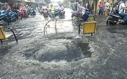 TPHCM: Kinh hãi nắp cống bung nước xối xả giữa tuyến đường trung tâm quận 5