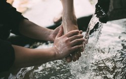 Chú rể ân cần rửa chân cho cô dâu