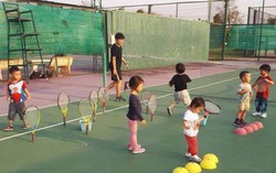 Cha mẹ sẵn sàng "ném tiền" cho con học tennis