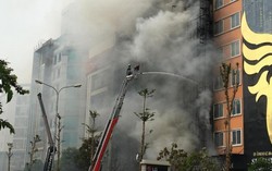 Lửa cháy ngùn ngụt thiêu rụi 4 ngôi nhà ở Hà Nội
