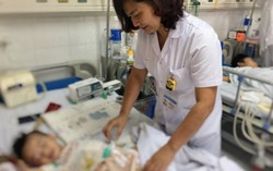Bé 2 tuổi bị sốt kéo dài do ruột bị thủng tới 50 lỗ