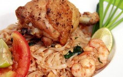 Phở xào tôm gà kiểu Thái