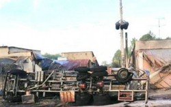 Xe bồn chở xăng lao vào nhà dân gây hỏa hoạn, 6 người tử vong, 19 nhà bị cháy