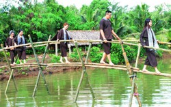 Về Vàm Hồ mặc bà ba đi cầu khỉ đổ bánh xèo